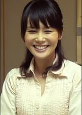 娘が隣にいるのに！声を出せない状況で、燃え上がる熟女の情欲！
