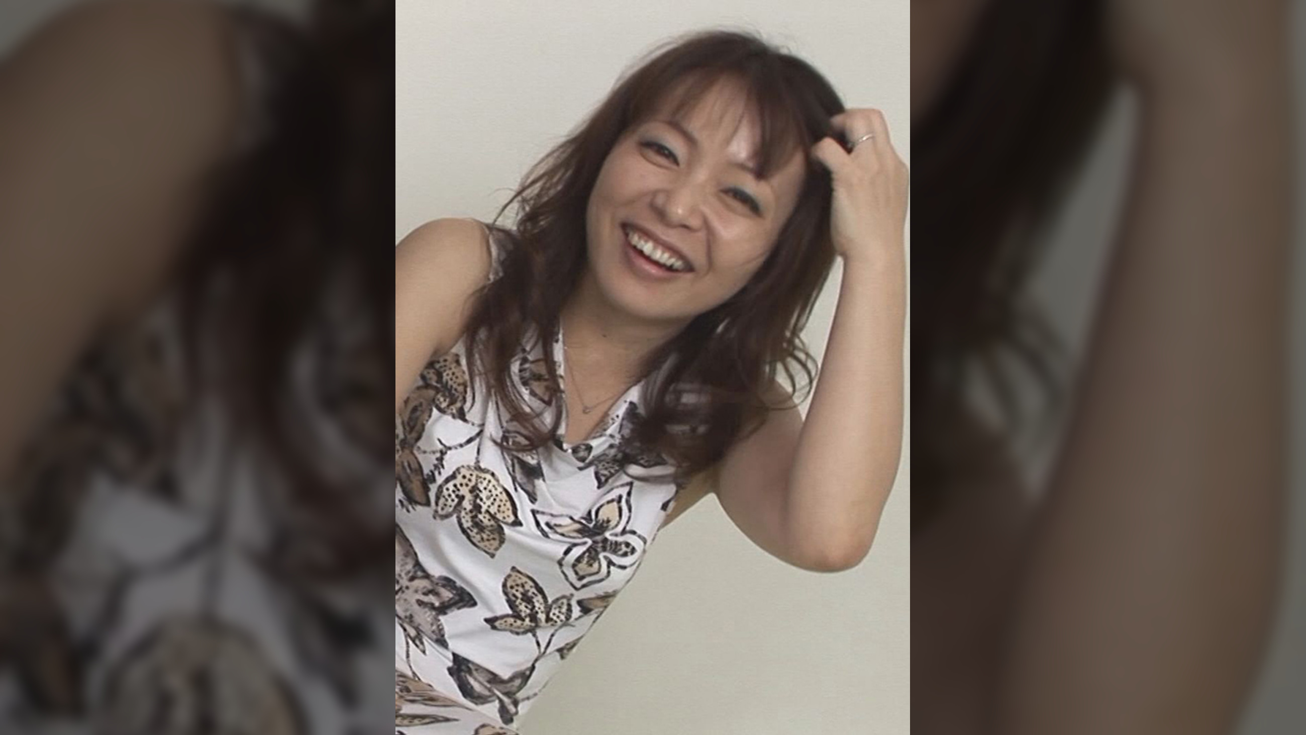 勃起した肉棒に満面の笑顔を浮かべる人妻さん！職場の男だけでは飽き足らず本物の男優にまで手を出す始末！懲りない人妻には中出しセックスで成敗！