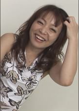 勃起した肉棒に満面の笑顔を浮かべる人妻さん！職場の男だけでは飽き足らず本物の男優にまで手を出す始末！懲りない人妻には中出しセックスで成敗！